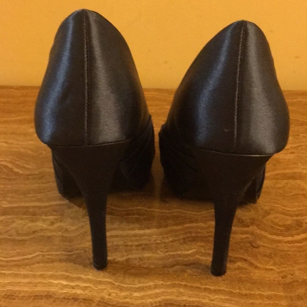 Lulu Townsend navy daffodil platform. Size 8 - Picture 4 of 7